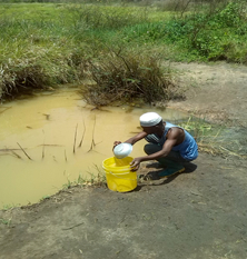 Ein Mann in der Region Mtwara, der Wasser sammelt
