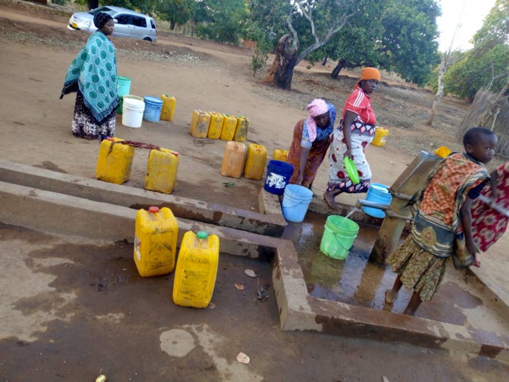Mpeta-Wasserprojekt, abgeschlossen, aber aufgrund von Salzproblemen immer noch andauernd, Projekt finanziert von African Palms, Verkauf von Palmkreuzen